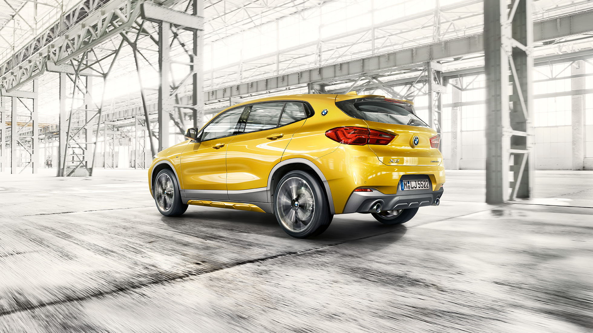 Kolmen neljäsosan näkymä sivusta BMW X2 F39 BMW X2 2018 F39 metalliväri Galvanic Gold kolmen neljäsosan näkymä sivusta
