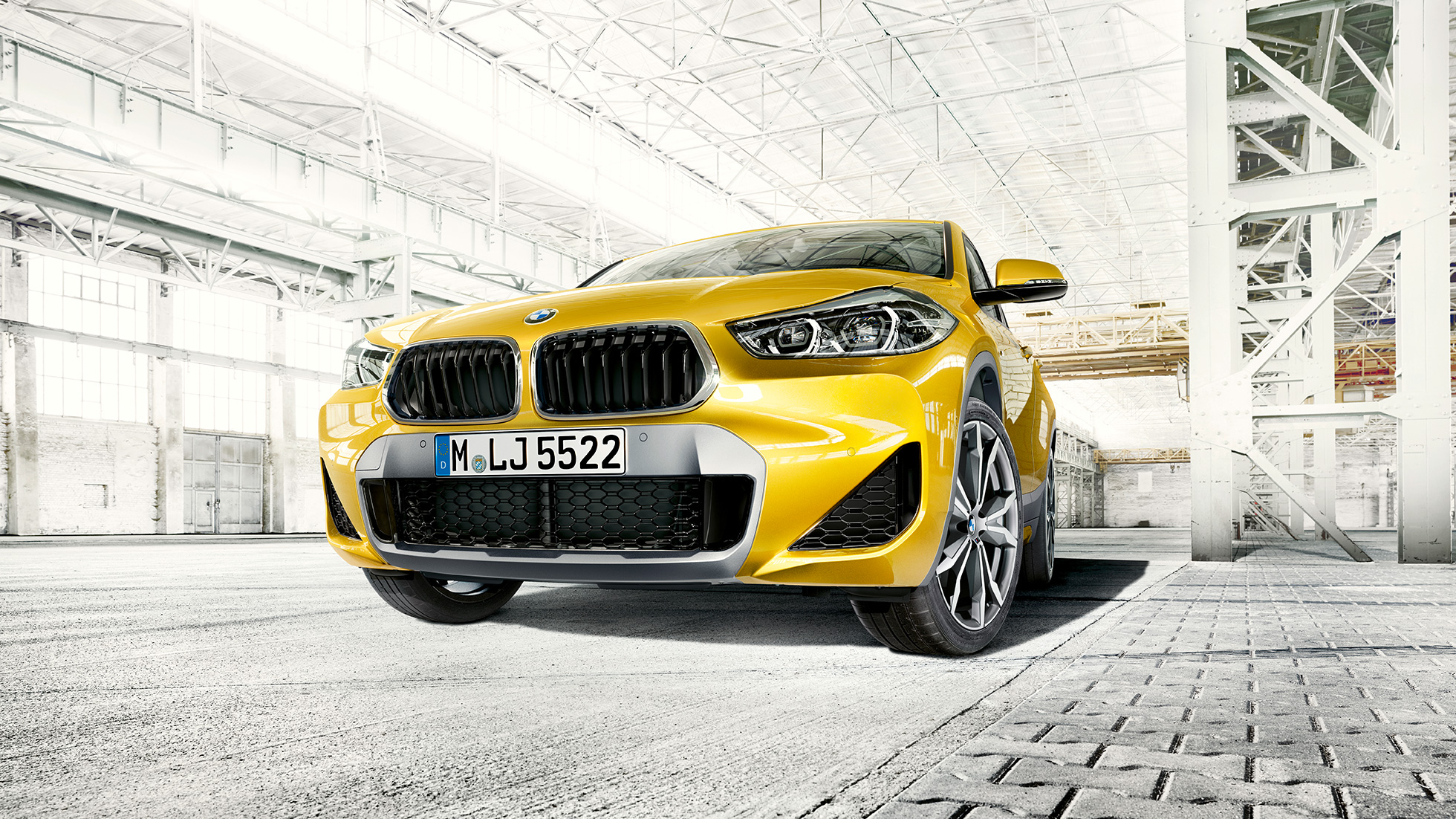 Kaksiosainen jäähdyttimensäleikkö BMW X2 F39 BMW X2 2018 F39 metalliväri Galvanic Gold näkymä edestä kaksiosainen jäähdyttimensäleikkö