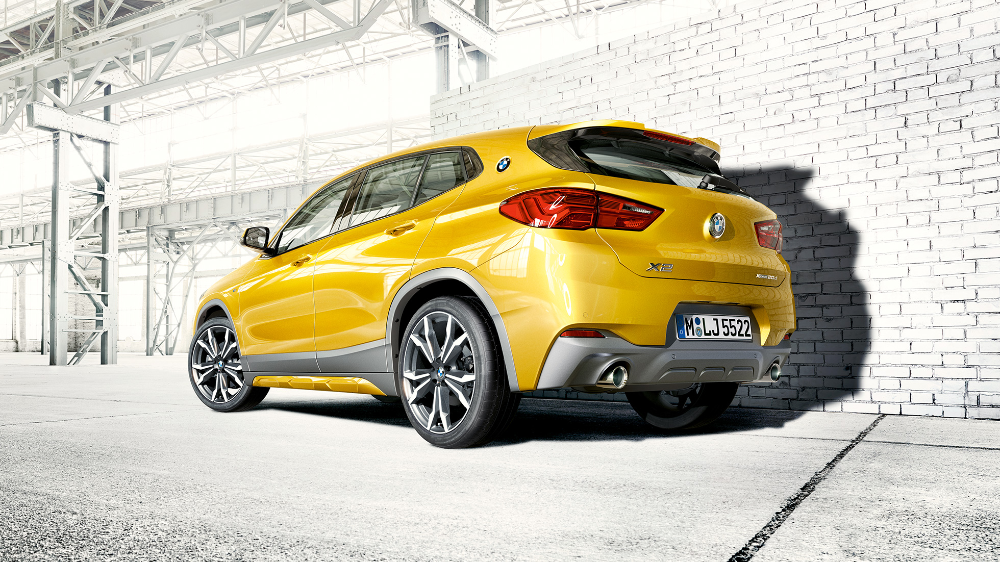 Näkymä perästä BMW X2 F39 BMW X2 2018 F39 metalliväri Galvanic Gold näkymä perästä