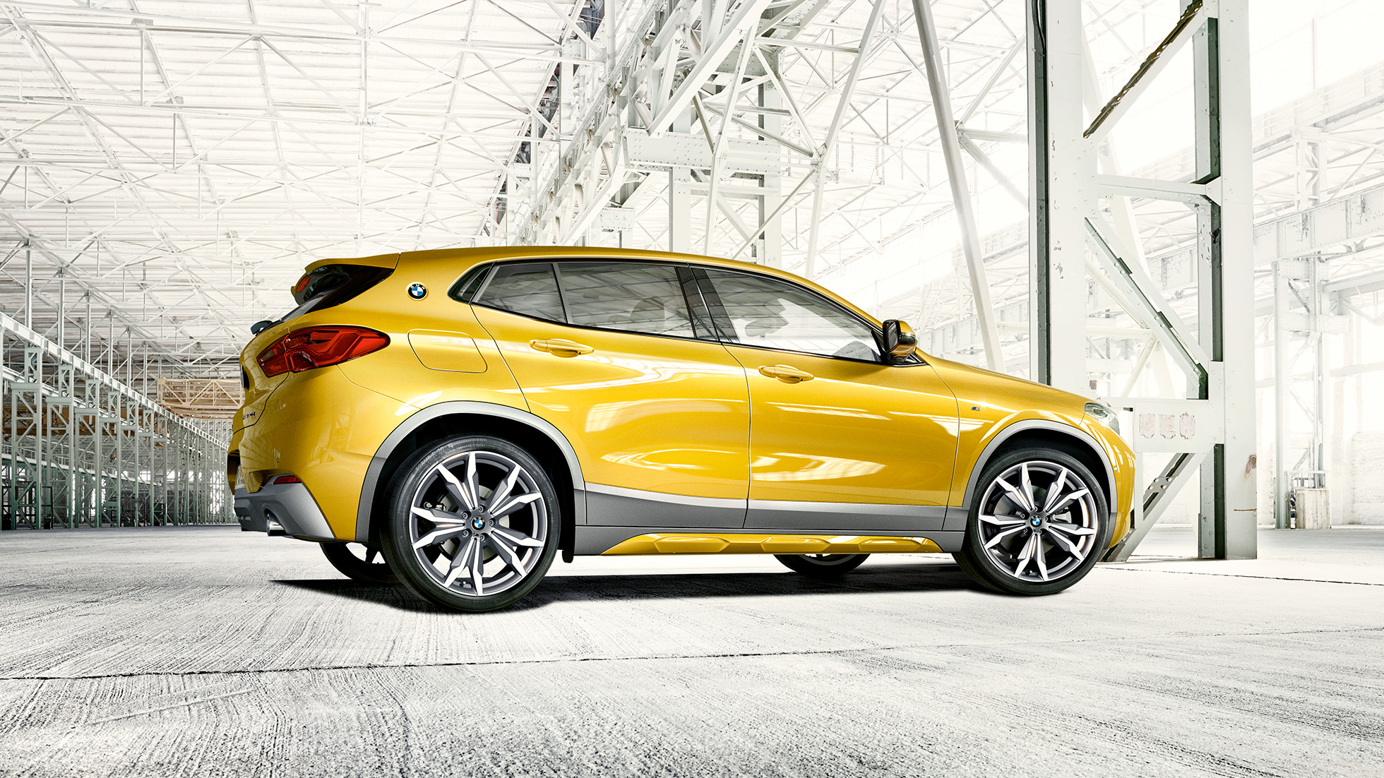 Sivunäkymä, BMW X2 F39 BMW X2 2018 F39 metalliväri Galvanic Gold näkymä sivusta
