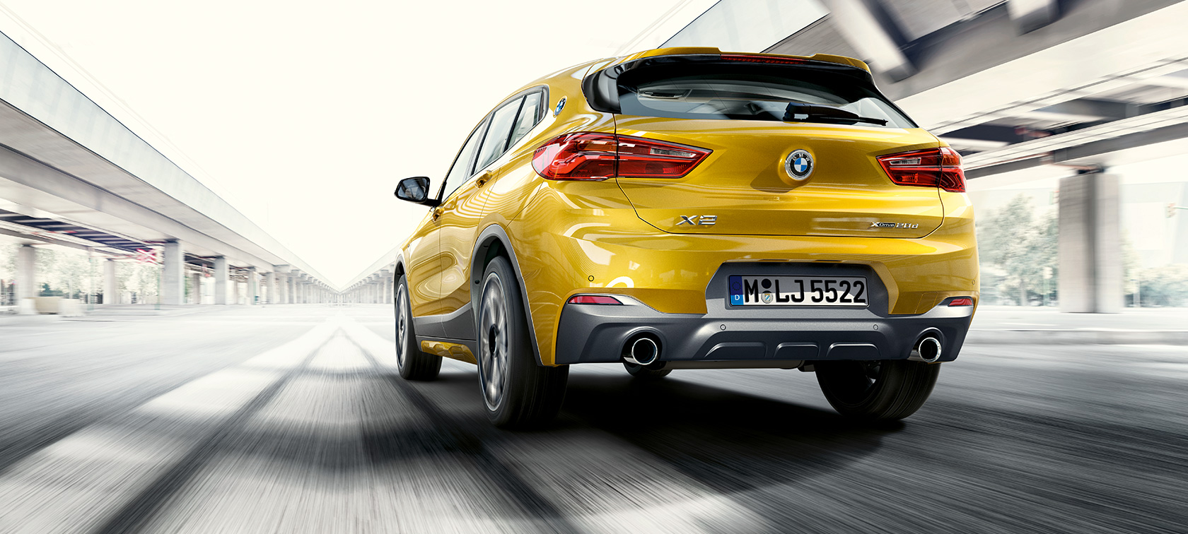 Näkymä perästä BMW X2 F39 Näkymä perästä BMW X2 2018 F39 metalliväri Galvanic Gold