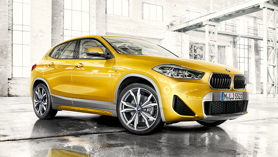 BMW X2 F39 2020 Brooklyn Grey, kolmen neljäsosan näkymä edestä, kaksiosainen jäähdyttimen säleikkö