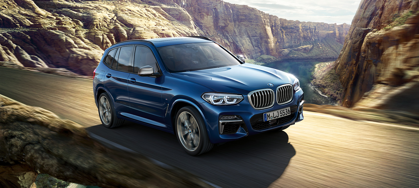 BMW X3 M40i, kuva liikkeellä olevasta autosta kanjonin edessä BMW X3 M40i, kuva liikkeellä olevasta autosta kanjonin edessä