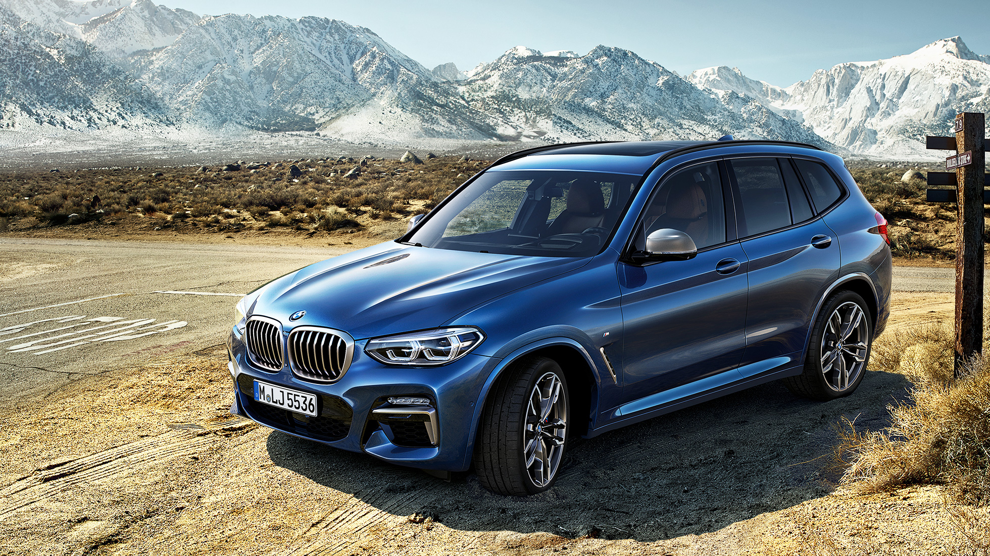 BMW X3 M40i, kolmen neljäsosan kuva keulasta vuoristossa BMW X3 M40i, kolmen neljäsosan kuva keulasta vuoristossa