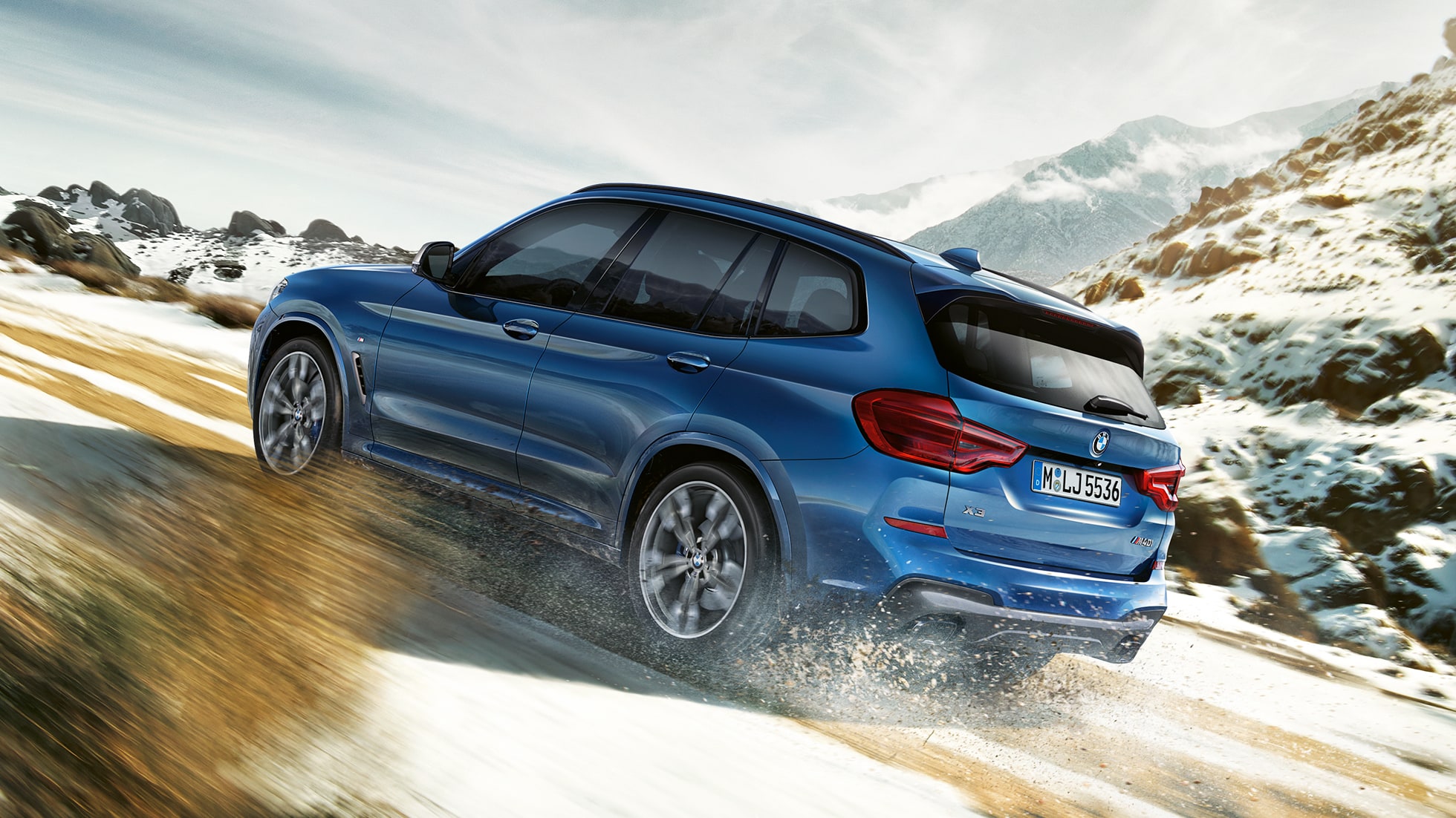 BMW X3 M40i ajamassa ylämäessä BMW X3 M40i ajamassa ylämäessä