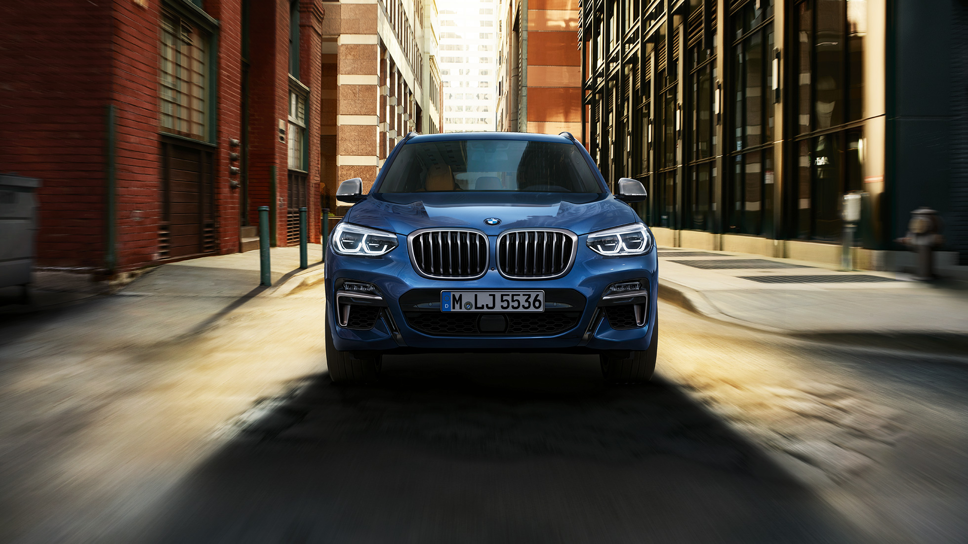 BMW X3 M40i, kuva edestä kaupunkimaisemassa BMW X3 M40i, kuva edestä kaupunkimaisemassa