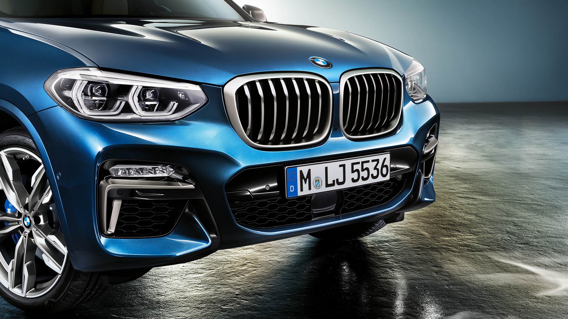 BMW X3 M40i, etuhelma ja jäähdyttimen säleikkö BMW X3 M40i, etuhelma ja jäähdyttimen säleikkö