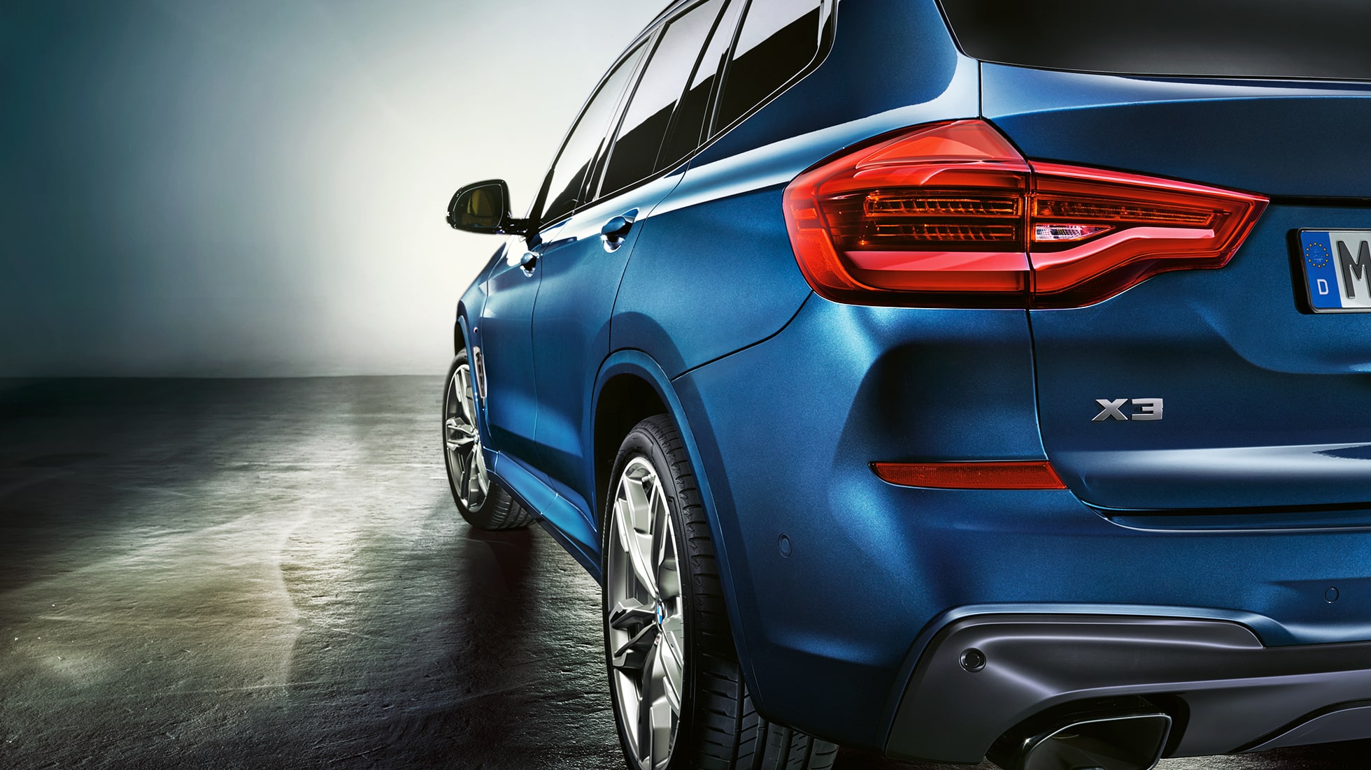 BMW X3 M40i, kolmen neljäsosan kuvan perästä, jossa LED-takavalot BMW X3 M40i, kolmen neljäsosan kuvan perästä, jossa LED-takavalot