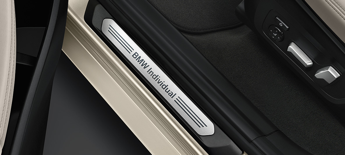 BMW X3, BMW Individual -kynnyslista, jossa BMW Individual -merkki BMW X3, BMW Individual -kynnyslista, jossa BMW Individual -merkki