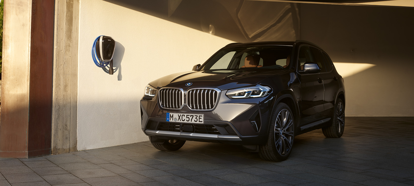 Plug-in hybrid BMW X3 xDrive30e G01 Sophisto Grey 2021 Plug-in hybrid BMW X3 xDrive30e G01 Sophisto Grey, kolmen neljäsosan näkymä pysähtyneenä olevan auton keulasta 2021