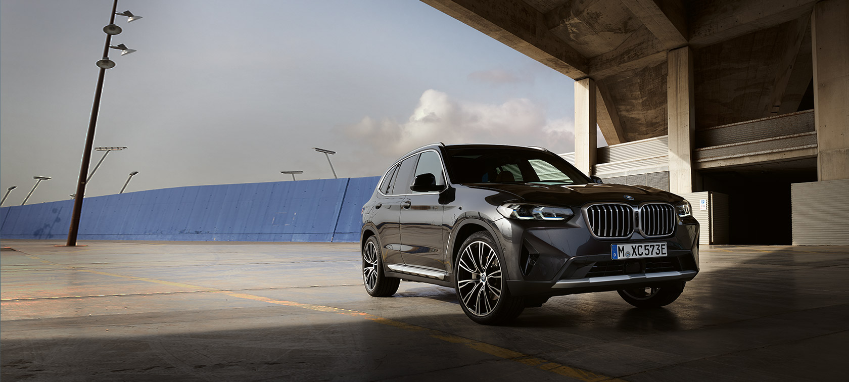 BMW X3 G01 Sophisto Grey, kolmen neljäsosan näkymä keulasta lentokonehallin edustalla 2021