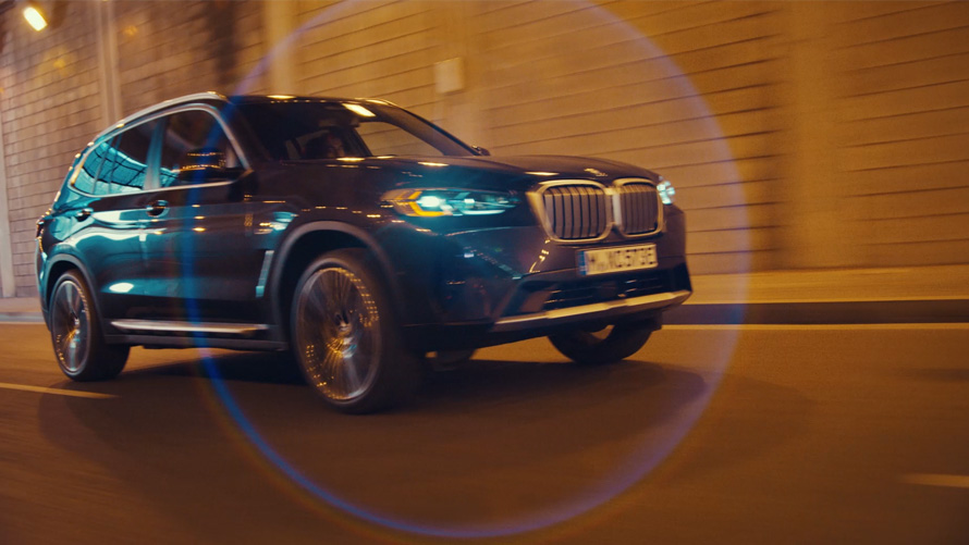 BMW X3 G01, ajodynamiikka, Sophisto Grey 2021 BMW X3 G01, ajodynamiikka, kolmen neljäsosan näkymä liikkeellä olevan auton keulasta, Sophisto Grey 2021