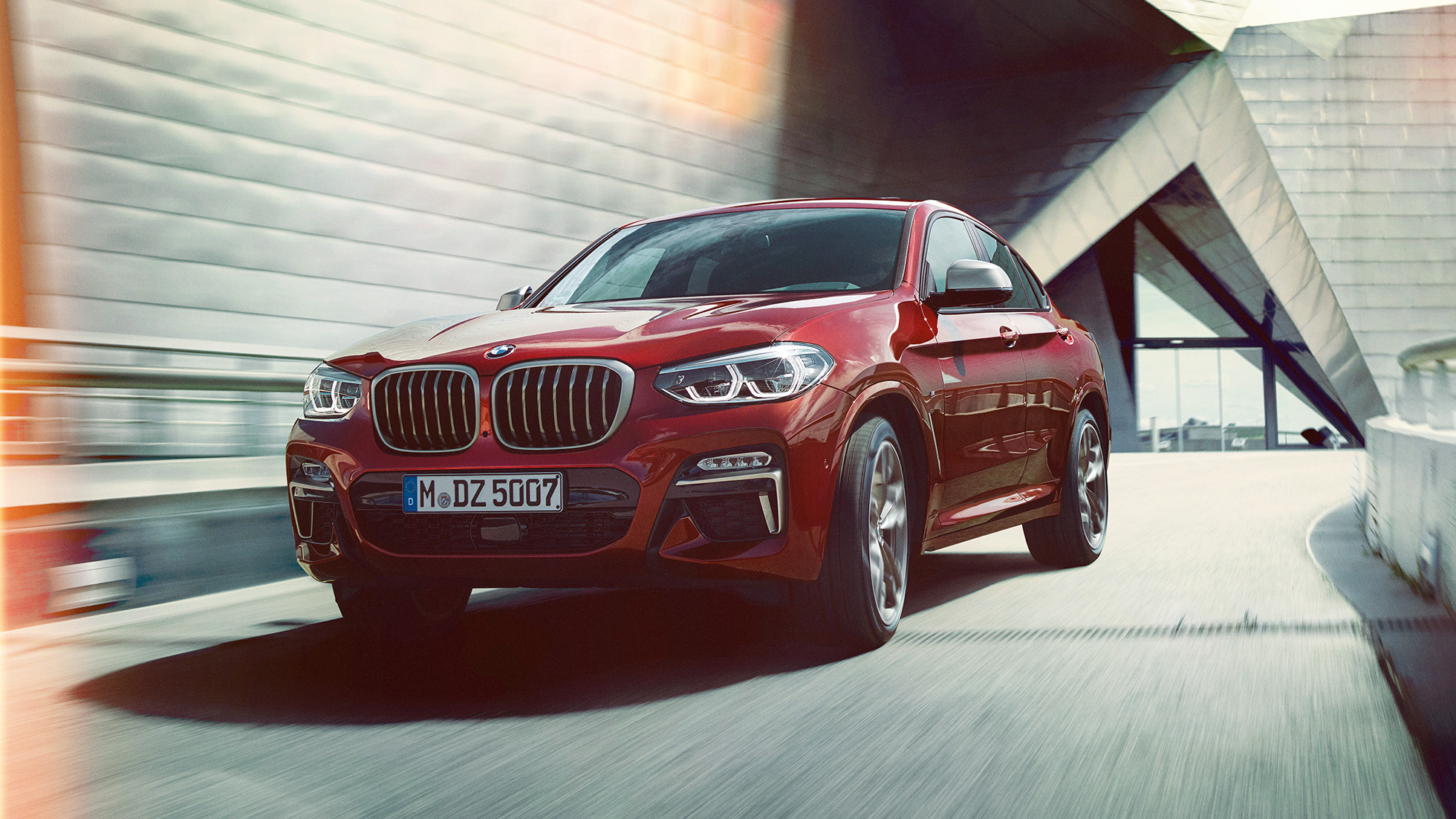 Kolmen neljäsosan näkymä etuosasta, BMW X4 BMW X4 M40i G02 2018 Flamenco Red Brilliant Effect, kolmen neljäsosan näkymä etuosasta