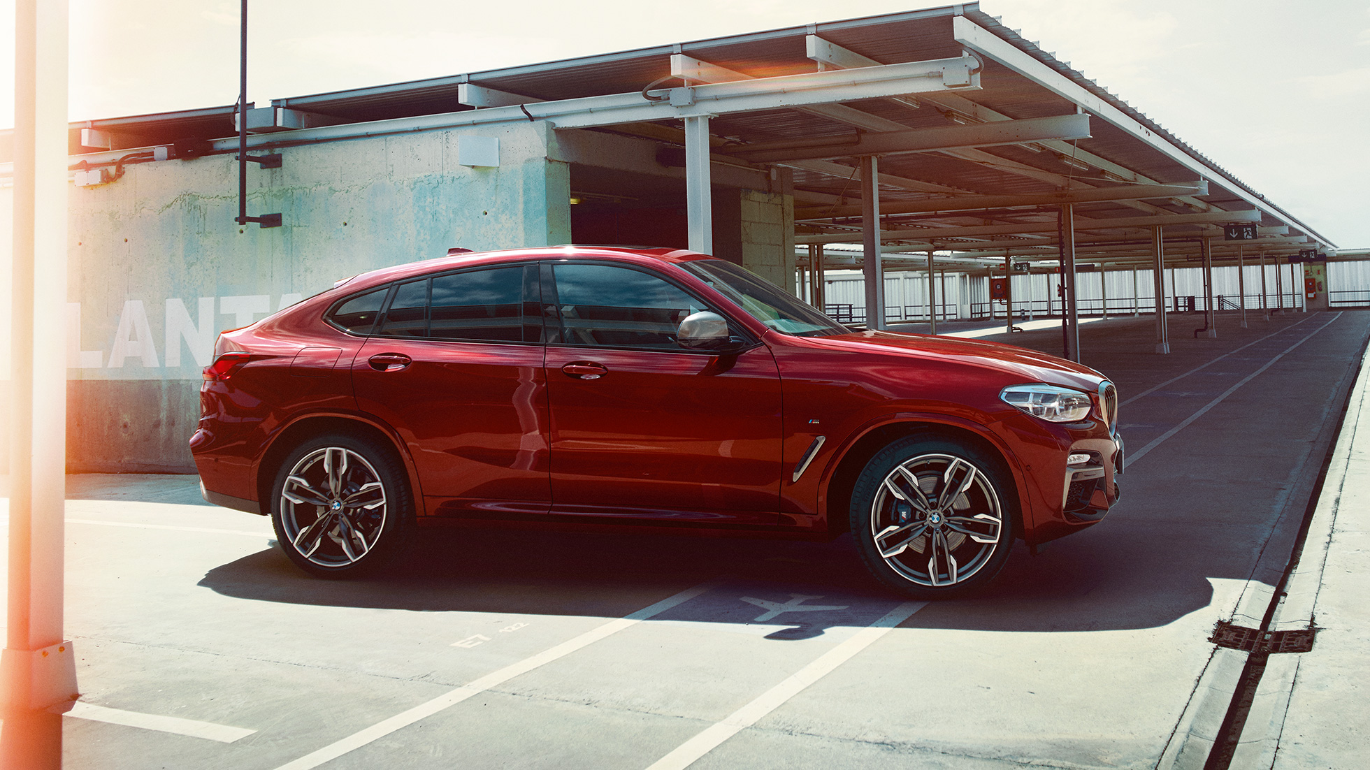 Urheilullinen siluetti, BMW X4 Urheilullinen siluetti, BMW X4 M40i G02 2018 Flamenco Red Brilliant Effect, sivunäkymä