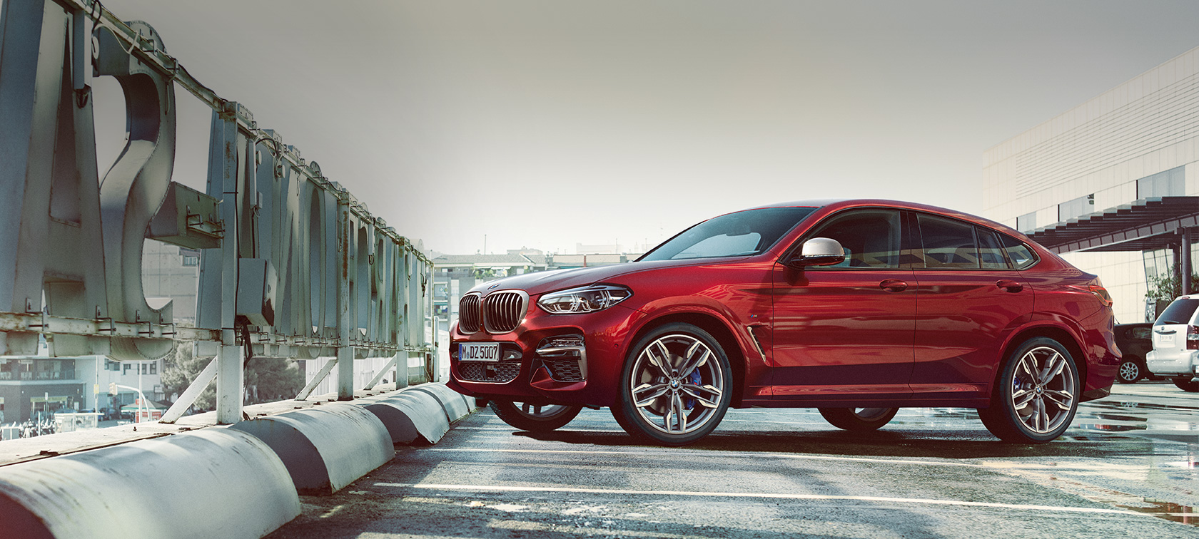 Sivunäkymä pysäköidystä autosta, BMW X4 BMW X4 M40i G02 2018 Flamenco Red Brilliant Effect, sivunäkymä pysäköintikannelle pysäköidystä autosta