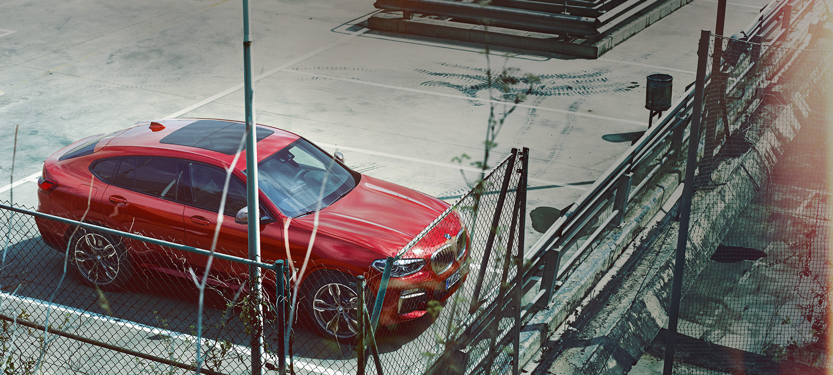 BMW X4 pysäköitynä BMW X4 G02 2018 Flamenco Red Brilliant Effect, pysäköitynä pysäköintikannelle, näkymä lintuperspektiivistä