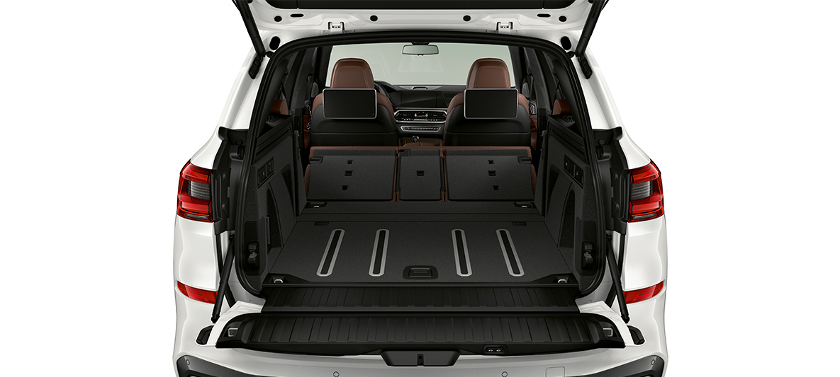 BMW X5:n tavaratila Kuva BMW X5:n tavaratilasta
