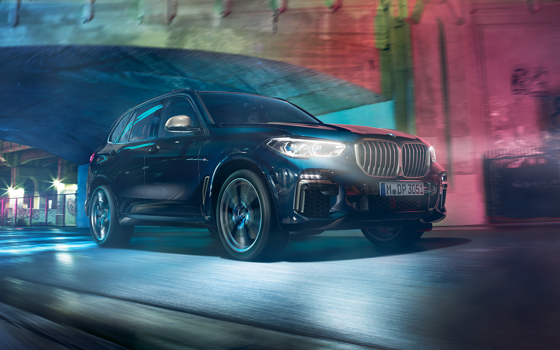 BMW X5 M50d liikkeellä BMW X5 M50d ajaa suurkaupungin yössä