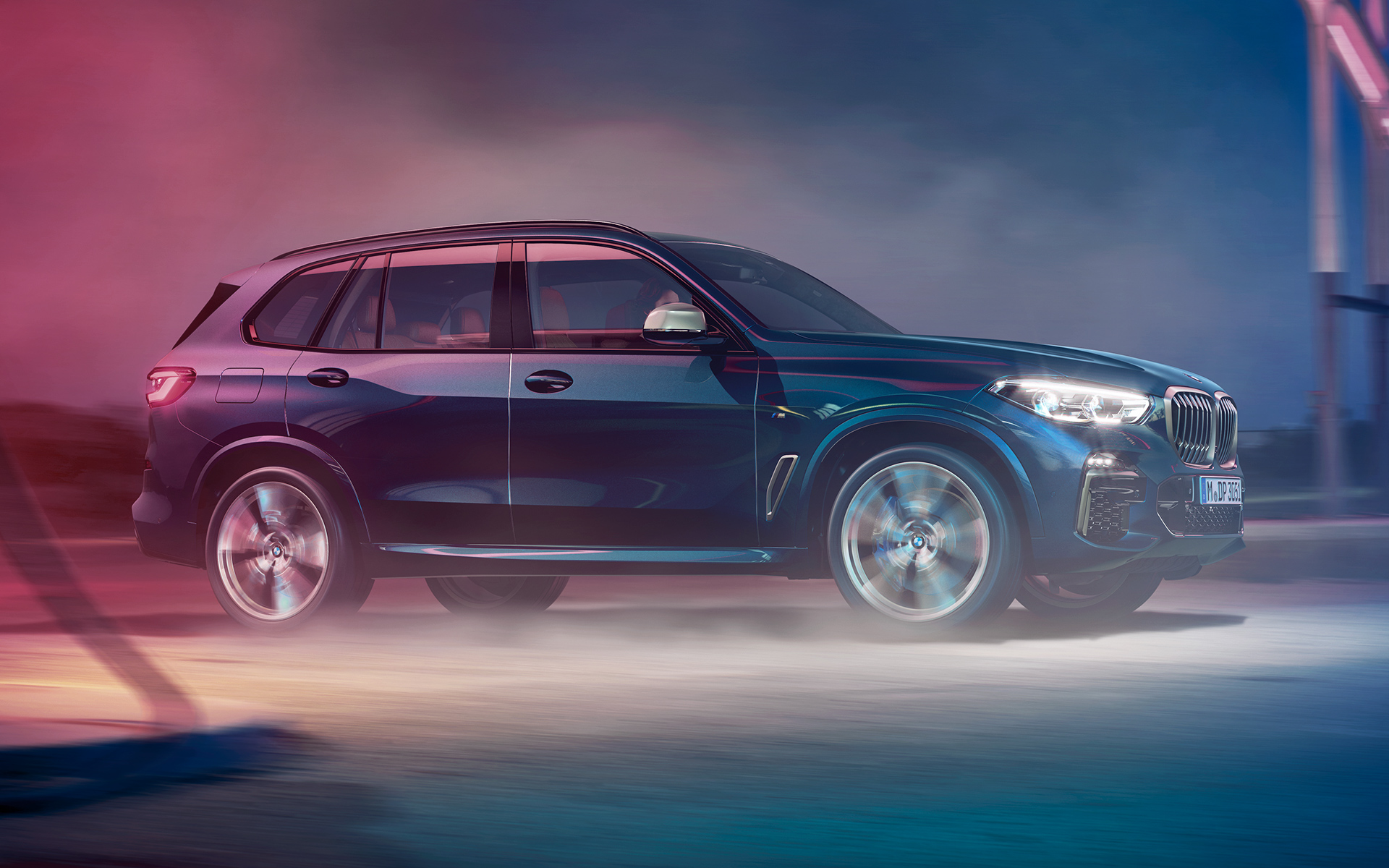 BMW X5 M50d liikkeellä BMW X5 M50d ajaa kaupungin yössä