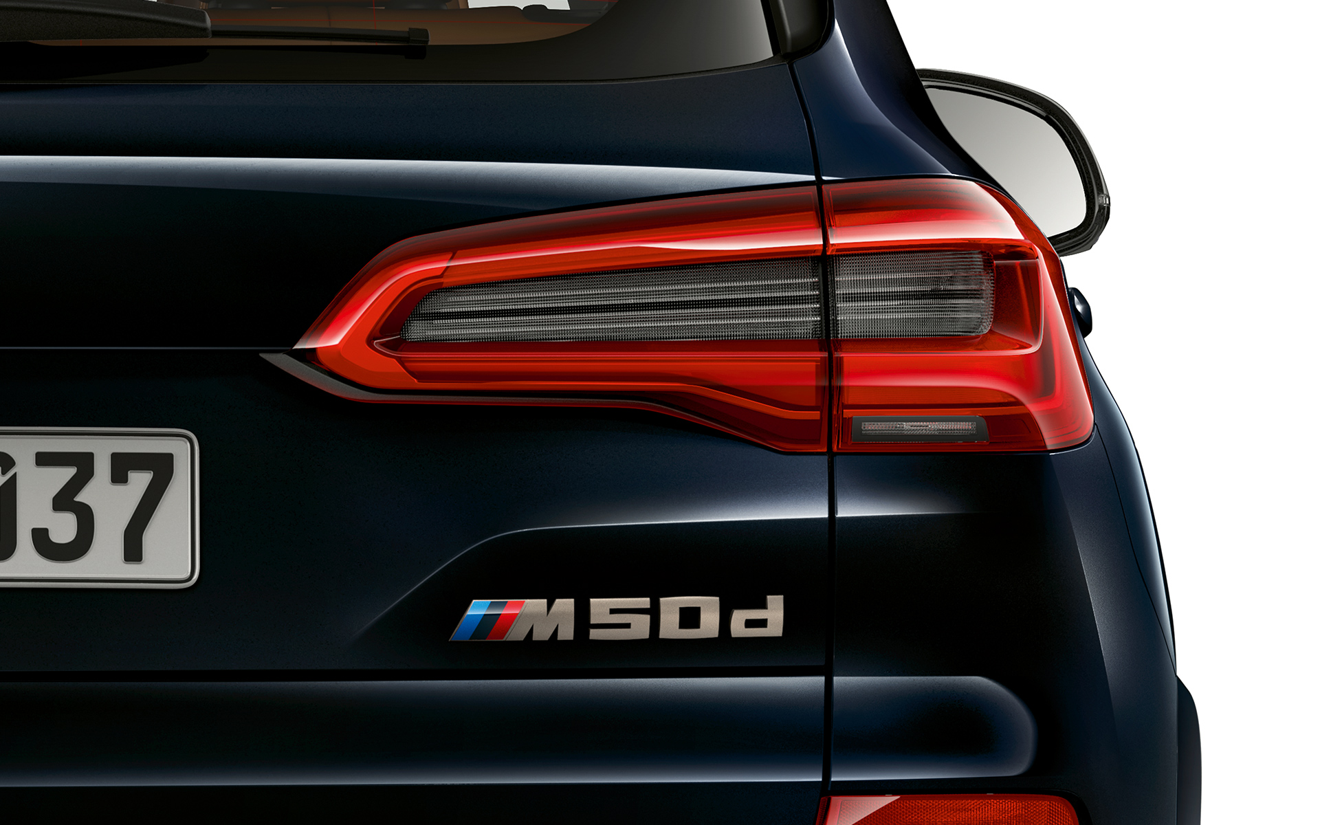 Mallimerkintä BMW X5 M50d takaluukussa Lähikuva BMW X5 M50d -mallin mallimerkinnästä