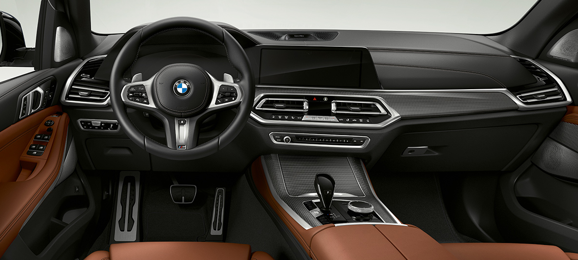 BMW X5 M50d -mallin sisätilat Mallin BMW X5 M50d sisätilat, ohjaamo, kojelauta ja keskikonsoli