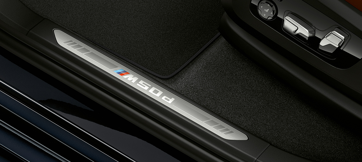 BMW X5 M50d -mallin kynnyslistat BMW X5 M50d -mallin tekstilogolliset BMW Individual -kynnyslistat