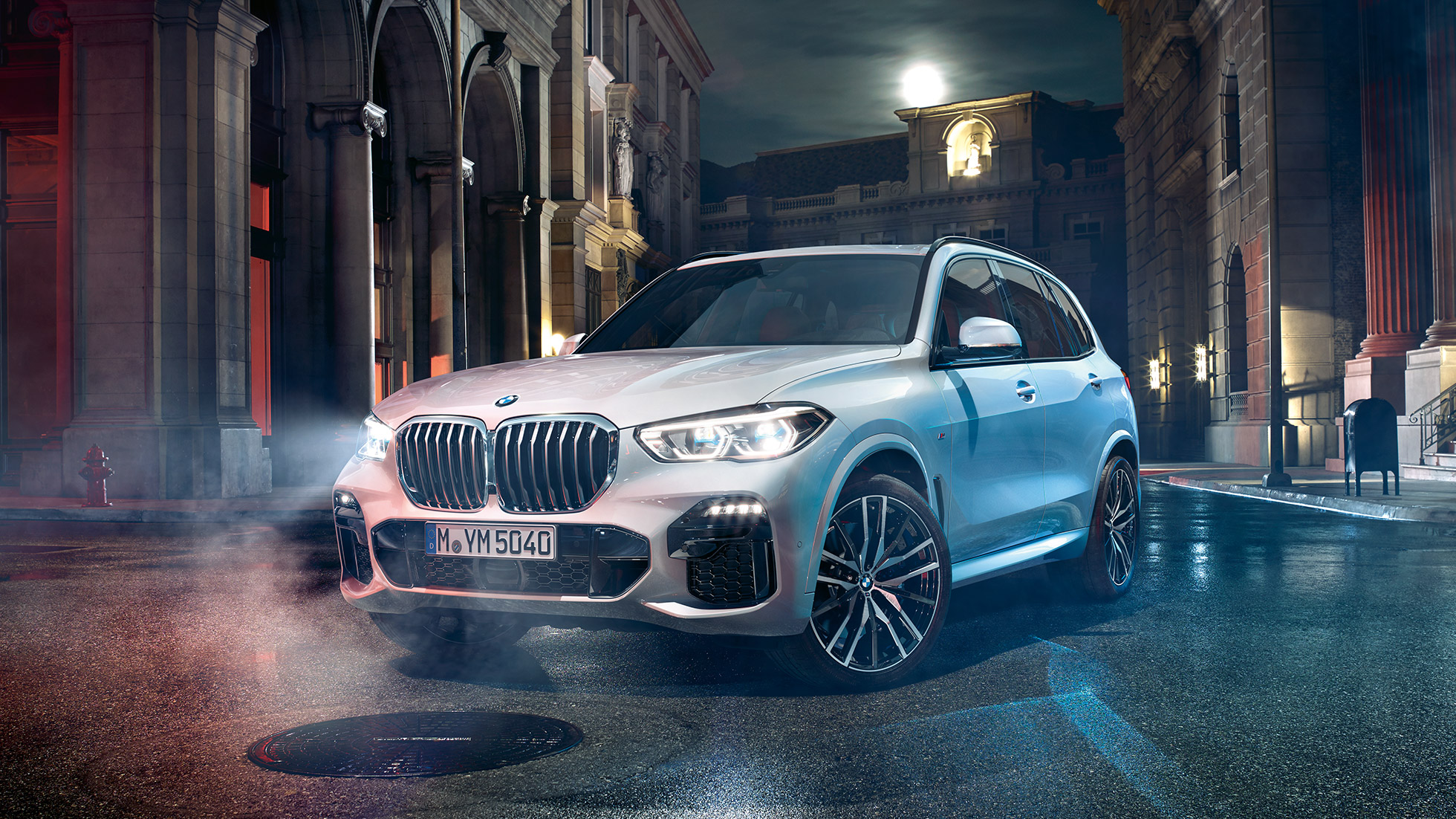 BMW X5, kolmen neljäsosan näkymä etuosasta BMW X5 G05 2018 metalliväri Mineral White, kolmen neljäsosan näkymä yöllä pysähtyneenä olevan auton etuosasta
