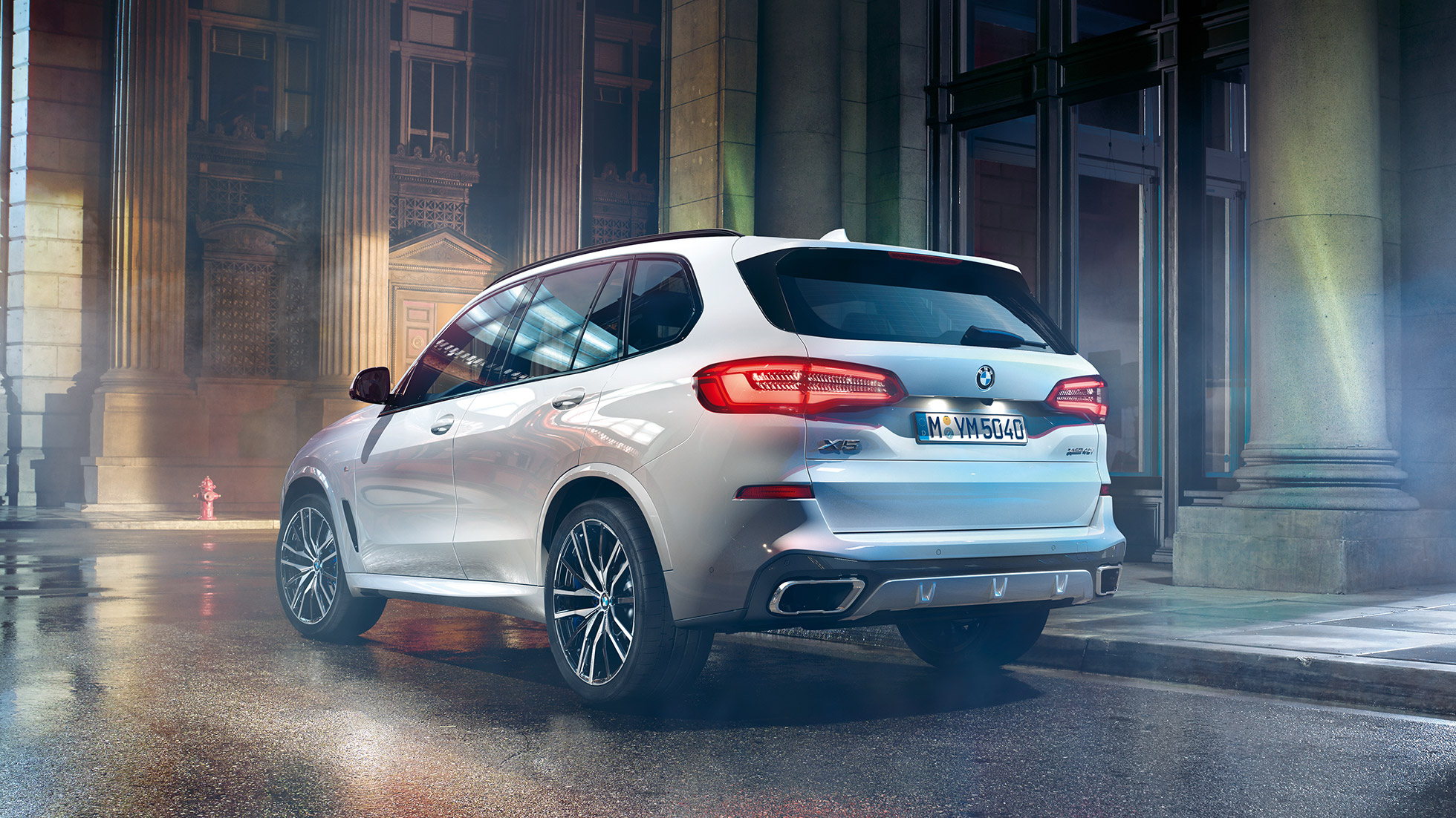 BMW X5 xDrive40i, kolmen neljäsosan näkymä takaosasta BMW X5 xDrive40i G05 2018 metalliväri Mineral White, kolmen neljäsosan näkymä takaosasta