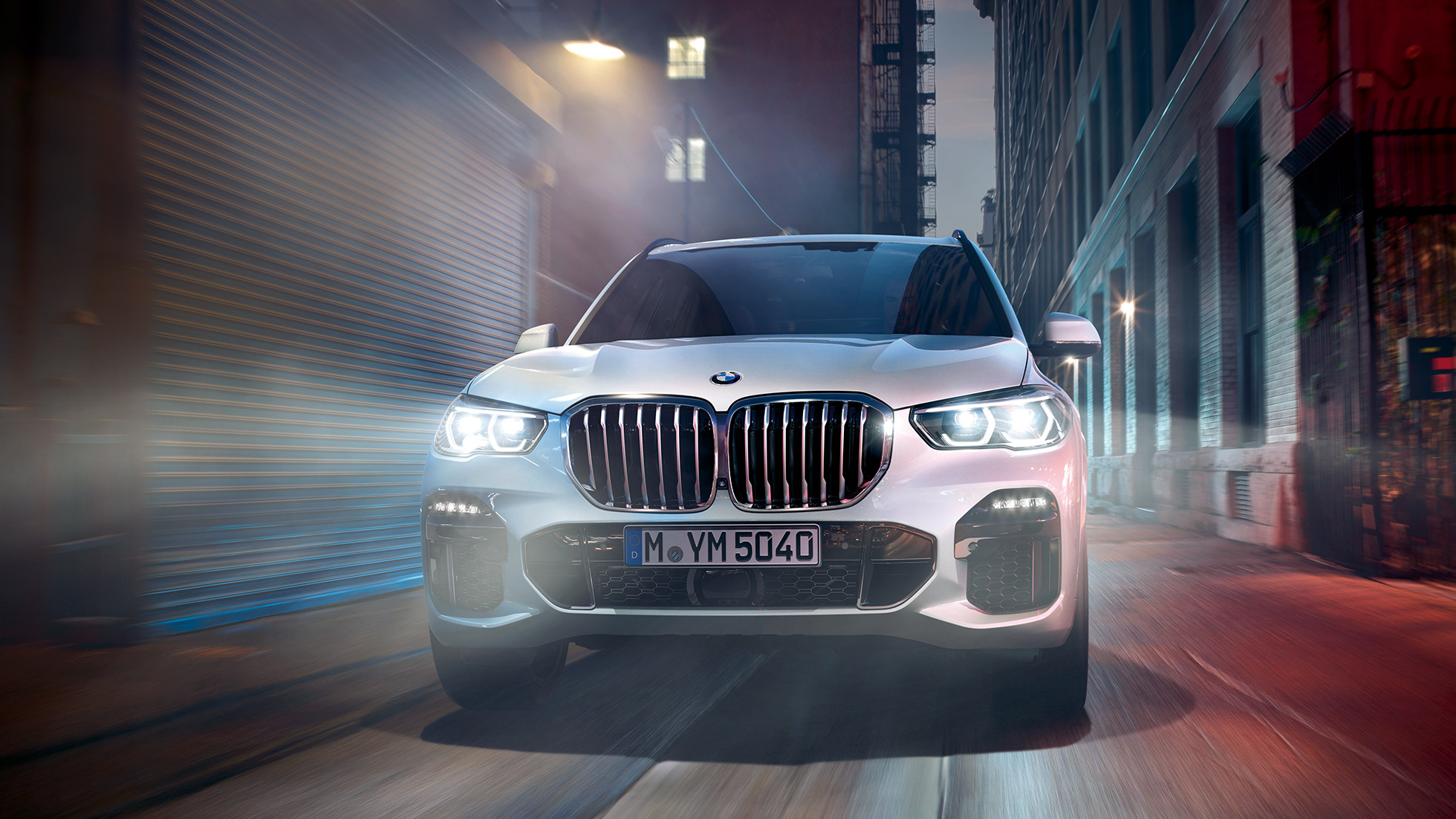 BMW X5, näkymä etuosasta BMW X5 G05 2018 metalliväri Mineral White, näkymä etuosasta
