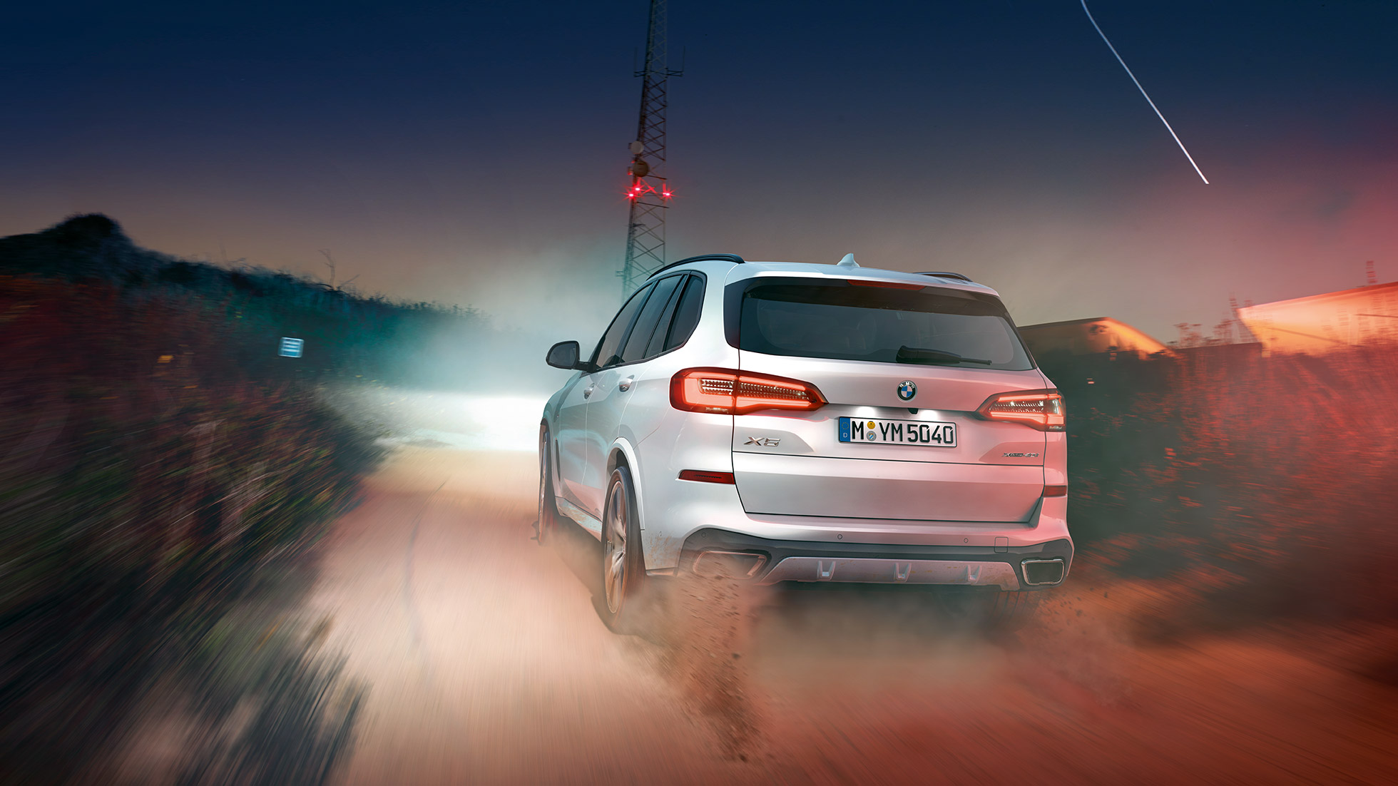 BMW X5 xDrive40i, näkymä takaosasta BMW X5 xDrive40i G05 2018 metalliväri Mineral White, näkymä takaosasta