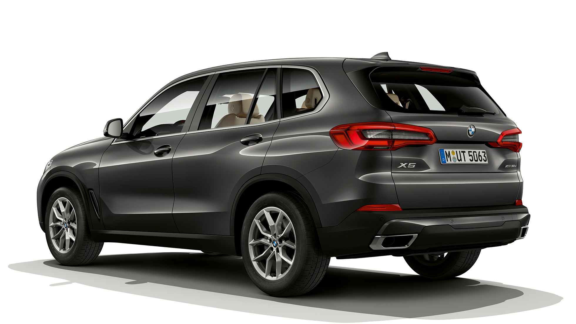 Perusmalli, BMW X5 xDrive30d, kolmen neljäsosan näkymä takaosasta Perusmalli, BMW X5 xDrive30d G05 2018 metalliväri Sophisto Grey Brilliant Effect, kolmen neljäsosan näkymä takaosasta