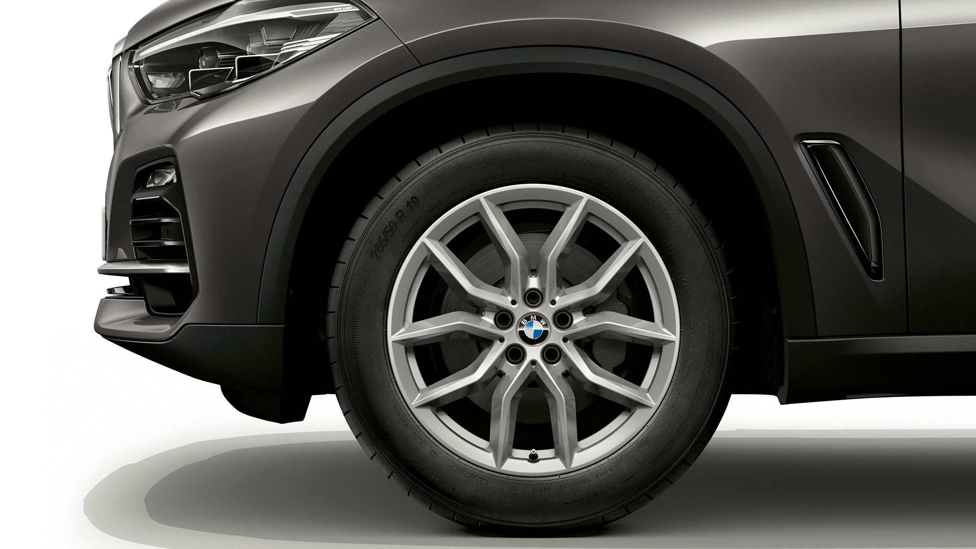 Perusmalli, BMW X5 xDrive30d, sivunäkymä etuosasta ja vanteesta Perusmalli, BMW X5 xDrive30d G05 2018 Sophisto Grey Brilliant Effect, sivunäkymä etuosasta ja vanteesta