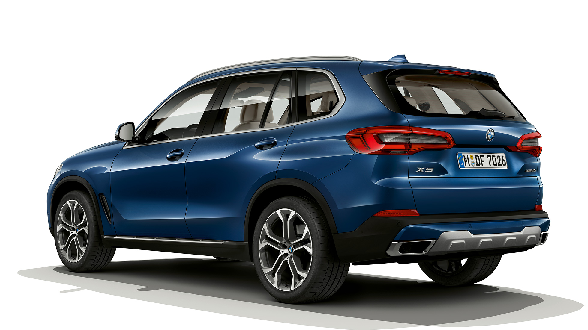 Business xLine, BMW X5 xDrive40i, kolmen neljäsosan näkymä takaosasta Business xLine, BMW X5 xDrive40i G05 2018 metalliväri Phytonic Blue, kolmen neljäsosan näkymä takaosasta