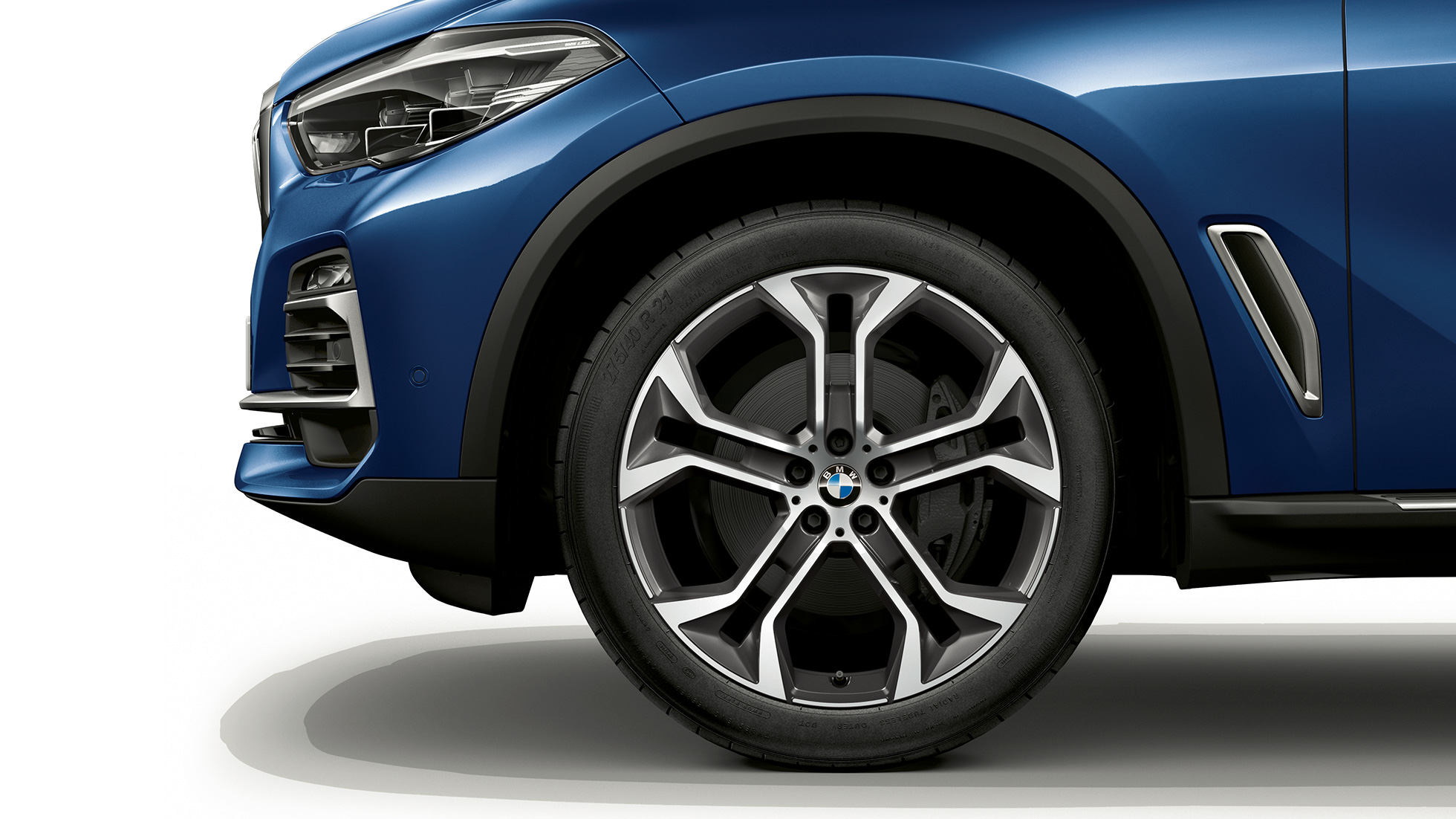 Business xLine, BMW X5 xDrive40i, sivunäkymä etuosasta ja vanteesta Business xLine, BMW X5 xDrive40i G05 2018 metalliväri Phytonic Blue, sivunäkymä etuosasta ja vanteesta