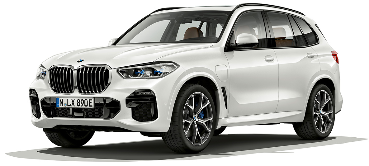 BMW X5 xDrive45e, kolmen neljäsosan näkymä etuosasta BMW X5 xDrive45e G05 2018 metalliväri Mineral White, kolmen neljäsosan näkymä etuosasta