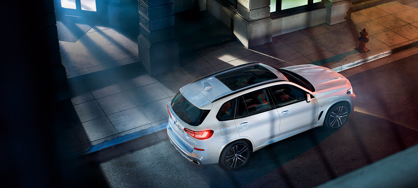 BMW X5, lintuperspektiivi BMW X5 G05 2018 metalliväri Mineral White, lintuperspektiivi