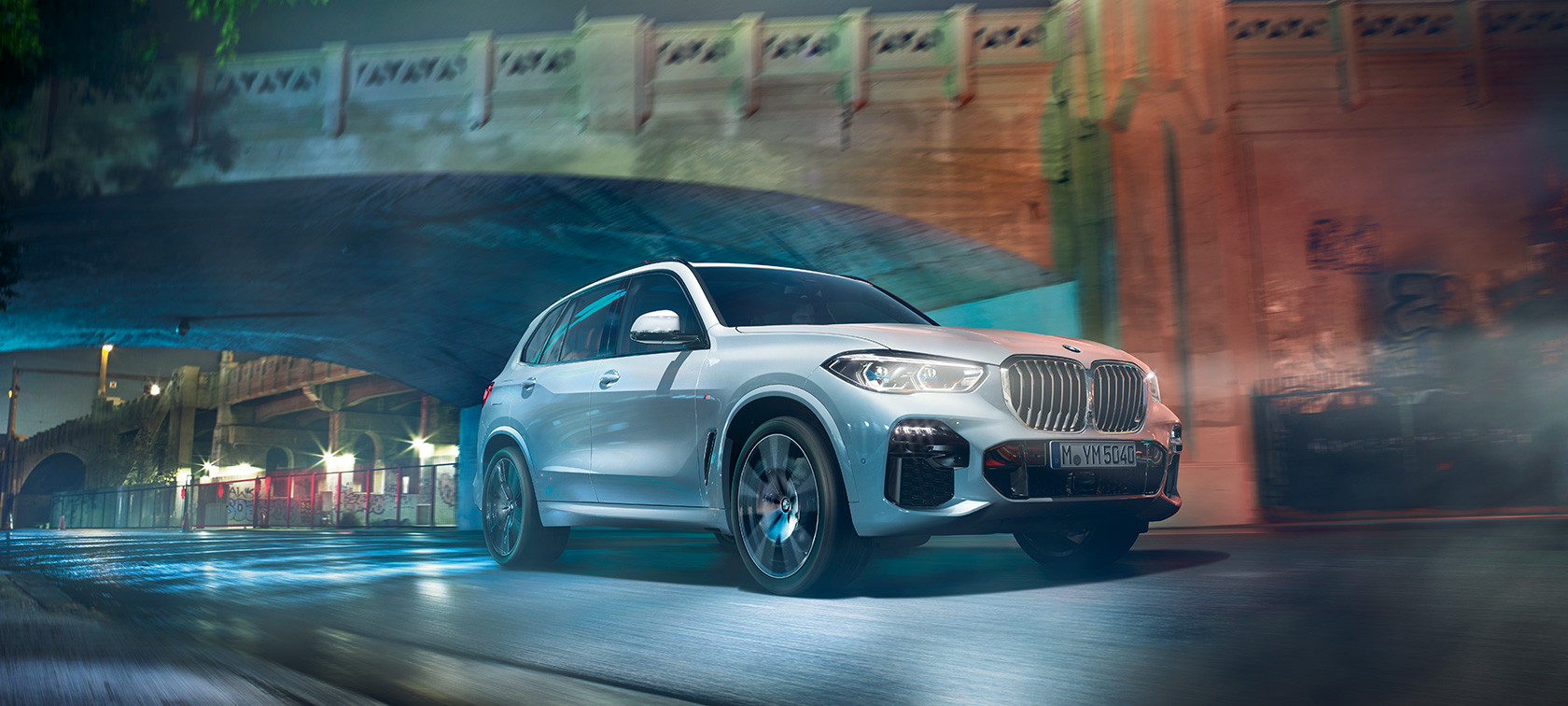 BMW X5 G05 2021 metalliväri Mineral White, kolmen neljäsosan näkymä yöllä liikkeellä olevan auton keulasta