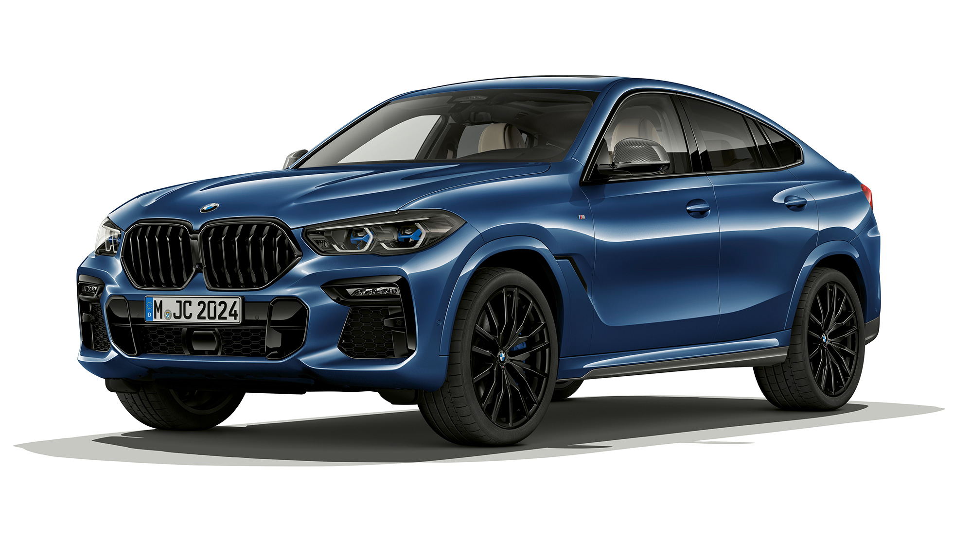 BMW X6, jossa M Sport -paketti, perä. BMW X6, jossa M Sport -paketti, 3/4-näkymä perästä.