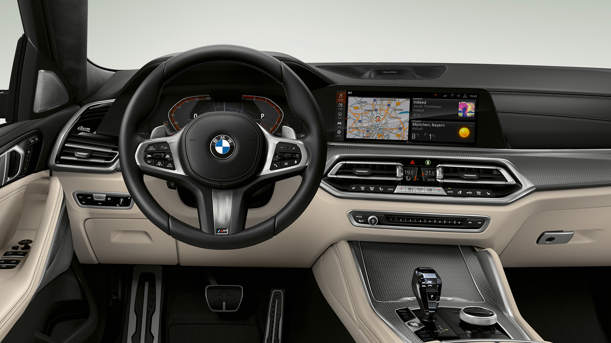 BMW X6, jossa M Sport -paketti, ohjaamo. BMW X6, sisätila, jossa M Sport -paketti, kuva ohjaamosta.