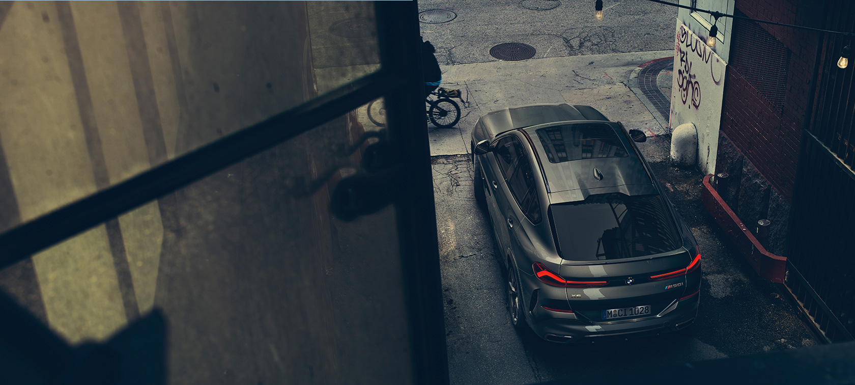 BMW X6, näkymä perästä. BMW X6, näkymä perästä lintuperspektiivistä.