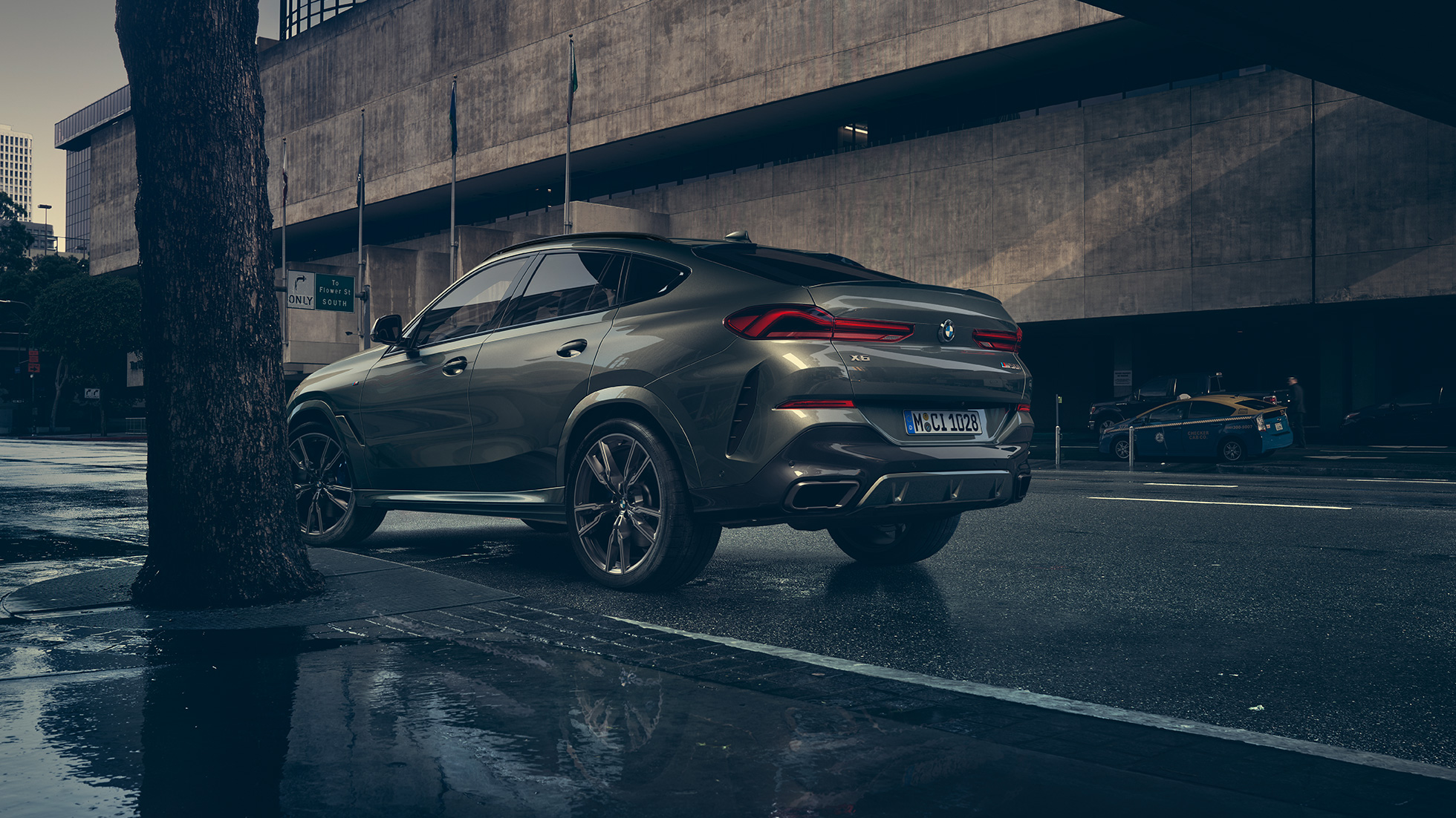 BMW X6, ulkopuoli. BMW X6, 3/4-näkymä takaa kaupunkinäkymän edustalla.