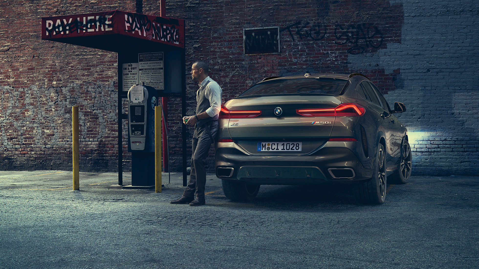 BMW X6, perä. BMW X6, näkymä perästä kaupunkinäkymän edustalla.