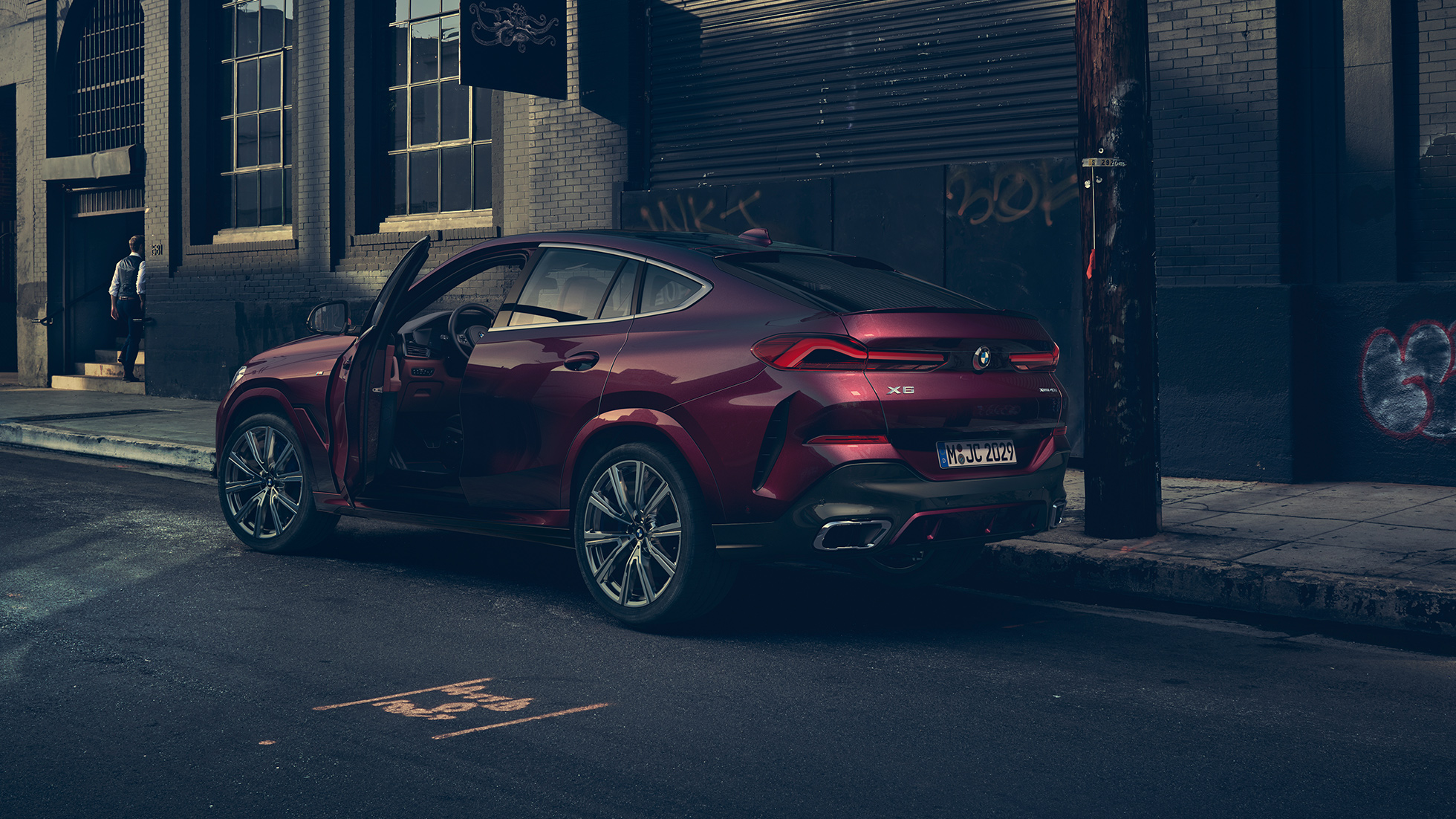 BMW X6 Individual, näkymä perästä. BMW X6 Individual, 3/4-näkymä perästä auton ollessa pysähtyneenä.