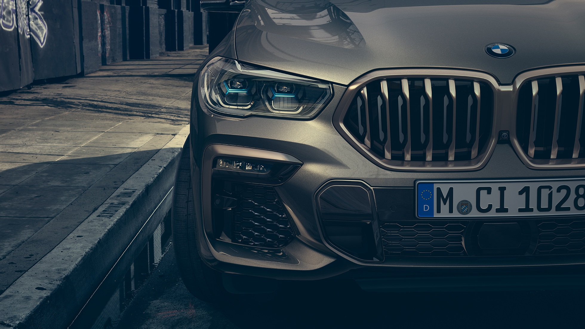 BMW-laserajovalot. Lähikuva BMW X6:n laserajovaloista.