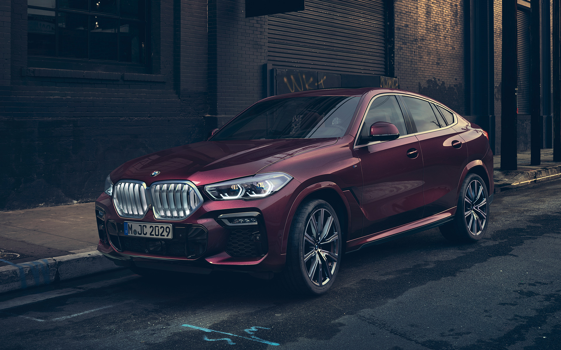Kolmen neljäsosan näkymä edestä BMW X6 Individual G06 2019 BMW X6 Individual G06 2019 metalliväri Ametrin, kolmen neljäsosan näkymä autosta edestä katsottuna