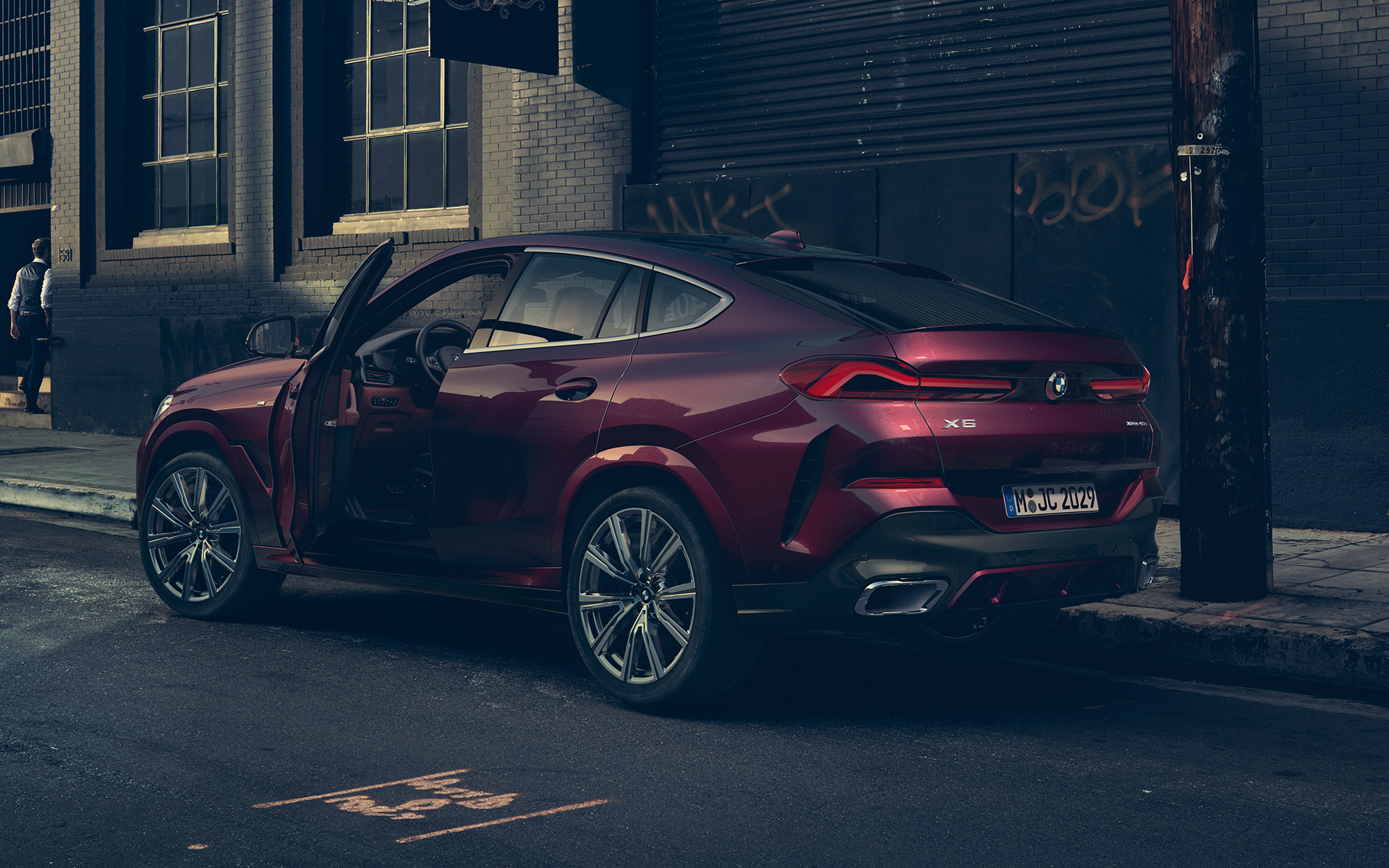 Kolmen neljäsosan näkymä takaa BMW X6 Individual G06 2019 BMW X6 Individual G06 2019 metalliväri Ametrin, kolmen neljäsosan näkymä autosta takaa katsottuna