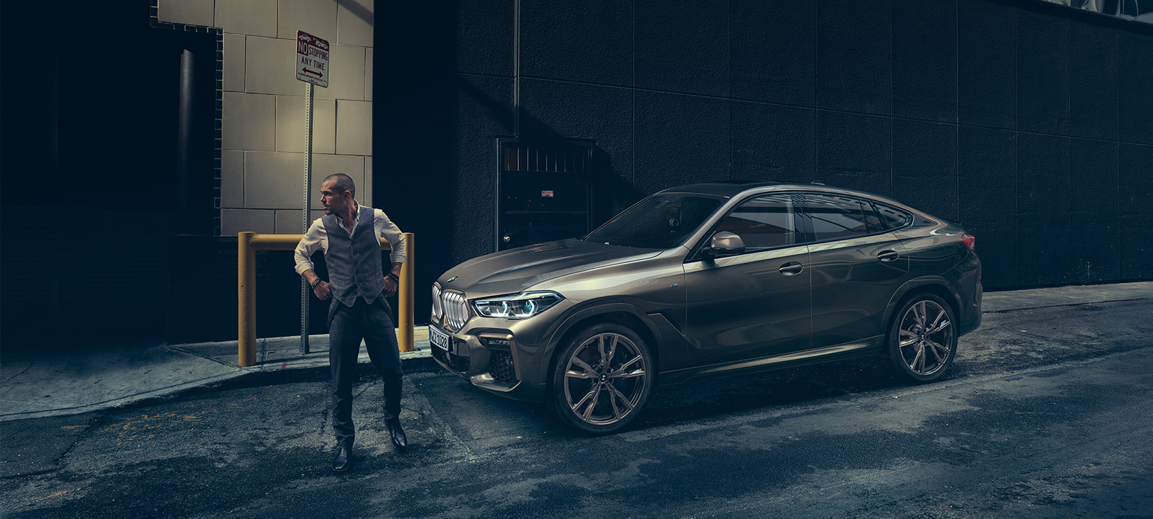 BMW X6 G06 2019 metalliväri Manhatten, kolmen neljäsosan näkymä autosta edestä katsottuna