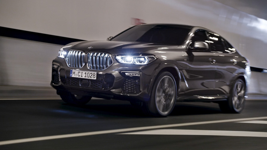 Kolmen neljäsosan näkymä edestä BMW X6 2019 BMW X6 G06 2019 kolmen neljäsosan näkymä edestä katsottuna kaupunkinäkymän edessä