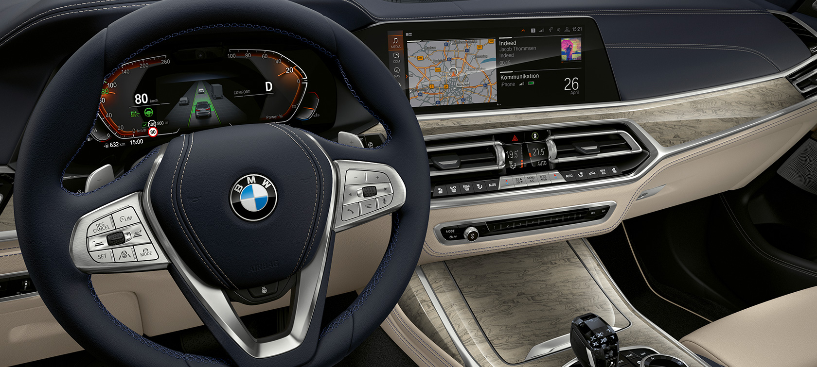 BMW X7:n innovatiiviset varusteet Kuva BMW X7:n ohjaamosta kohti mittaristoa ja kuljettajan näyttöä