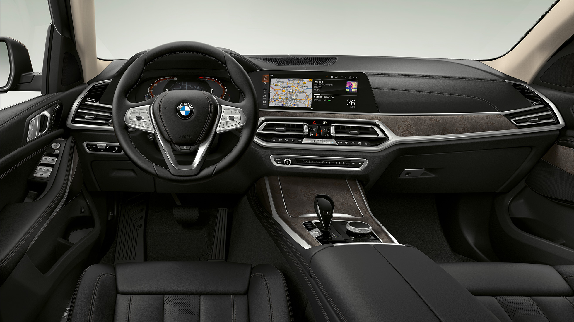BMW X7, ohjaamo Lähikuva edestä BMW X7:n ohjaamosta kuljettajan puolelta